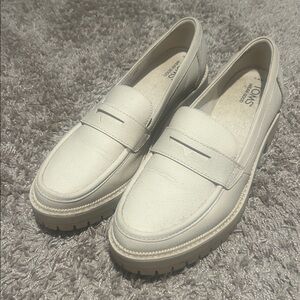 Tom’s leather Cara lug loafer